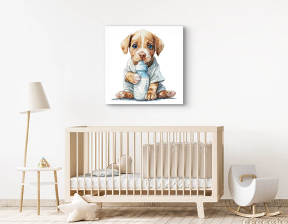 Kunstwerk van schattige puppy met flesje boven babybedje in stijlvolle neutrale kinderkamer
