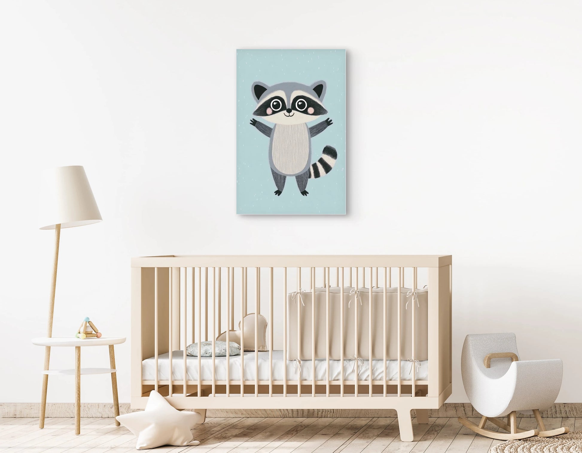 Lichte babykamer met houten wiegje en illustratie van een vrolijke wasbeer aan de muur  
