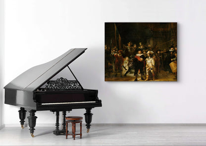 De Nachtwacht van Rembrandt boven een klassieke zwarte vleugel in een minimalistisch interieur
