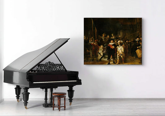 De Nachtwacht van Rembrandt boven een klassieke zwarte vleugel in een minimalistisch interieur
