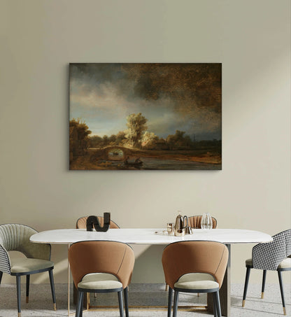 Schilderij “Landschap met stenen brug” van Rembrandt boven ovale eettafel met moderne stoelen in warme tinten
