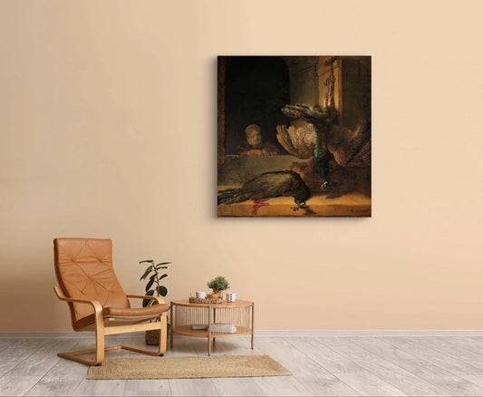 Schilderij “Stilleven met pauwen” van Rembrandt boven leren stoel en rotan tafeltje in warm interieur
