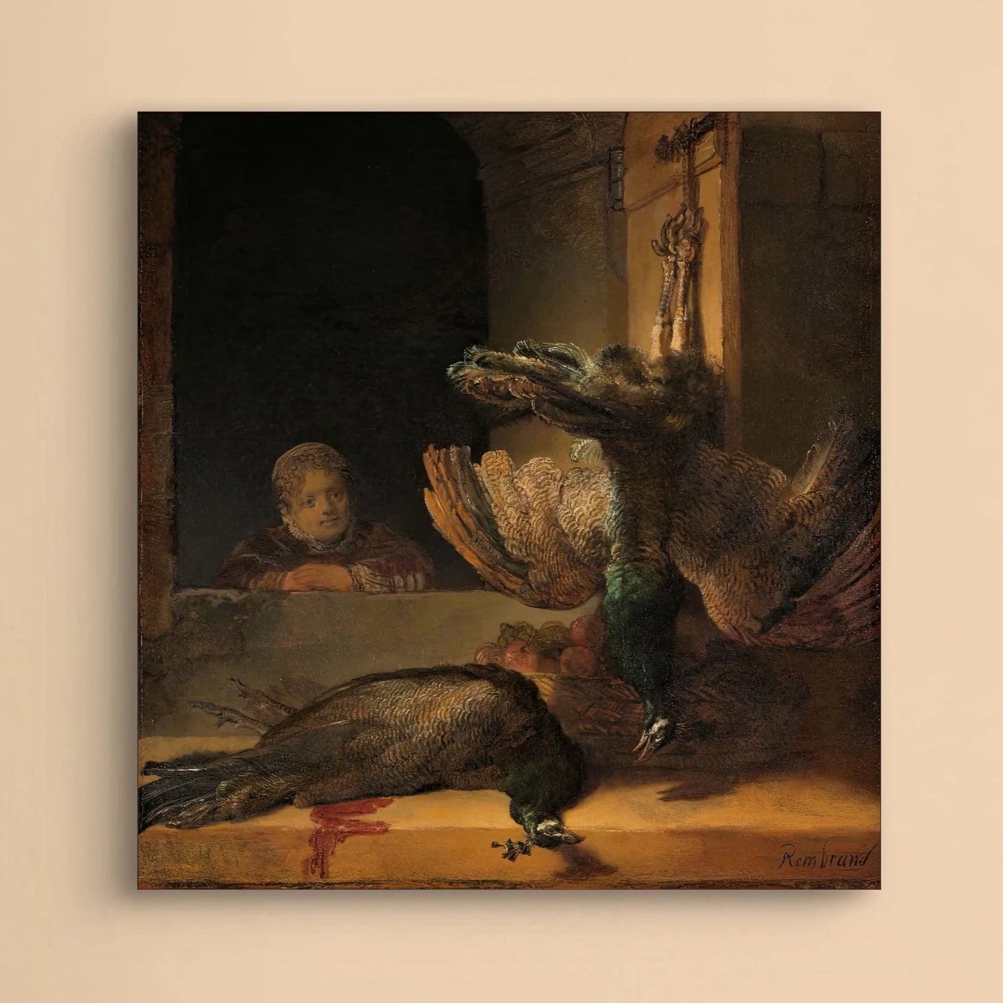 Detail van Rembrandts “Stilleven met pauwen” met hangende en liggende pauwen en kindergezicht op de achtergrond
