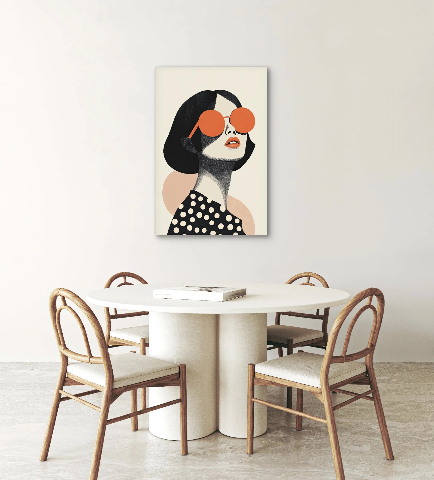 Textielkunstwerk Retro Eclipse boven een ronde witte eettafel met houten stoelen in een licht interieur
