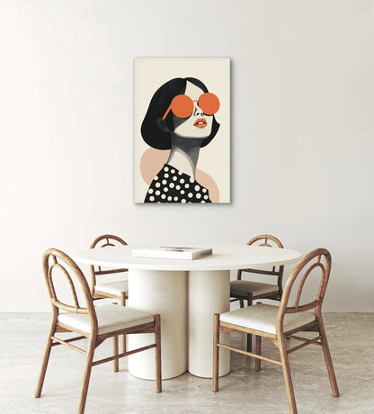 Textielkunstwerk Retro Eclipse boven een ronde witte eettafel met houten stoelen in een licht interieur
