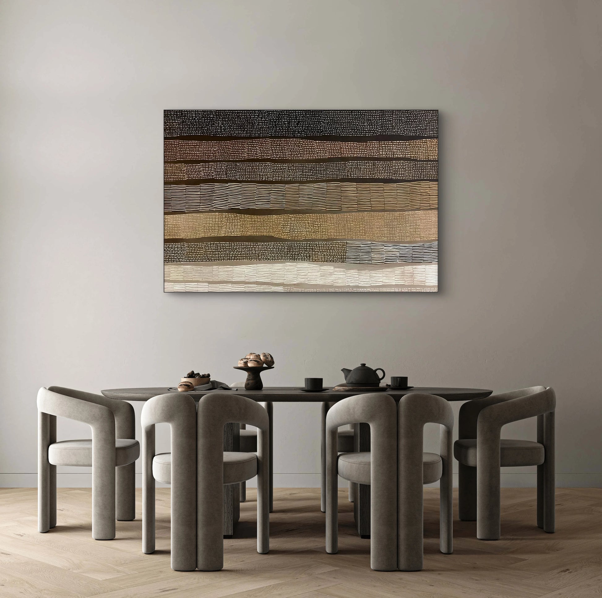 Abstract schilderij Ritme van Aarde met warme aardetinten boven een eettafel met grijze stoelen
