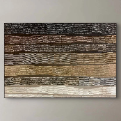 Detail van abstract kunstwerk Ritme van Aarde met gelaagde lijnen in beige, bruin en oker
