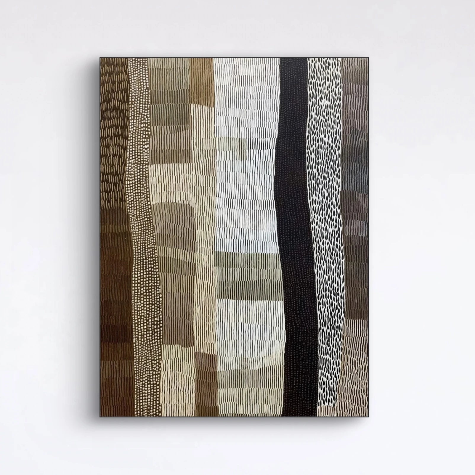 Detailopname van kunstwerk Ritme van Steen met aardse tinten en natuurlijke texturen in lijnpatroon 
