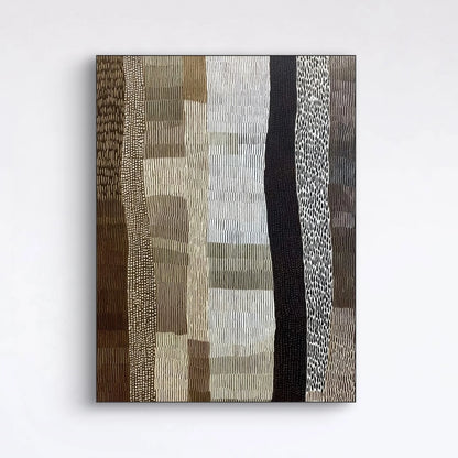 Detailopname van kunstwerk Ritme van Steen met aardse tinten en natuurlijke texturen in lijnpatroon 
