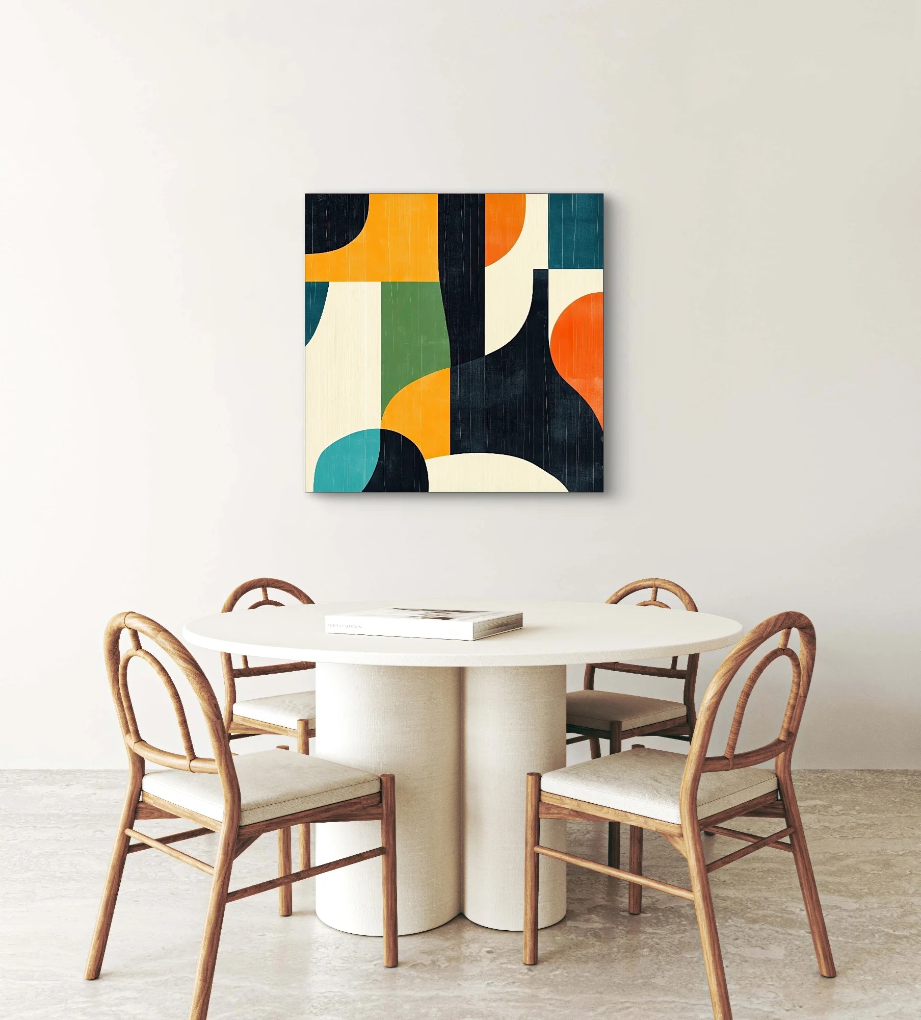 Modern geometrisch schilderij met grafische vlakken in warme en koele kleuren boven een ronde eettafel met houten stoelen
