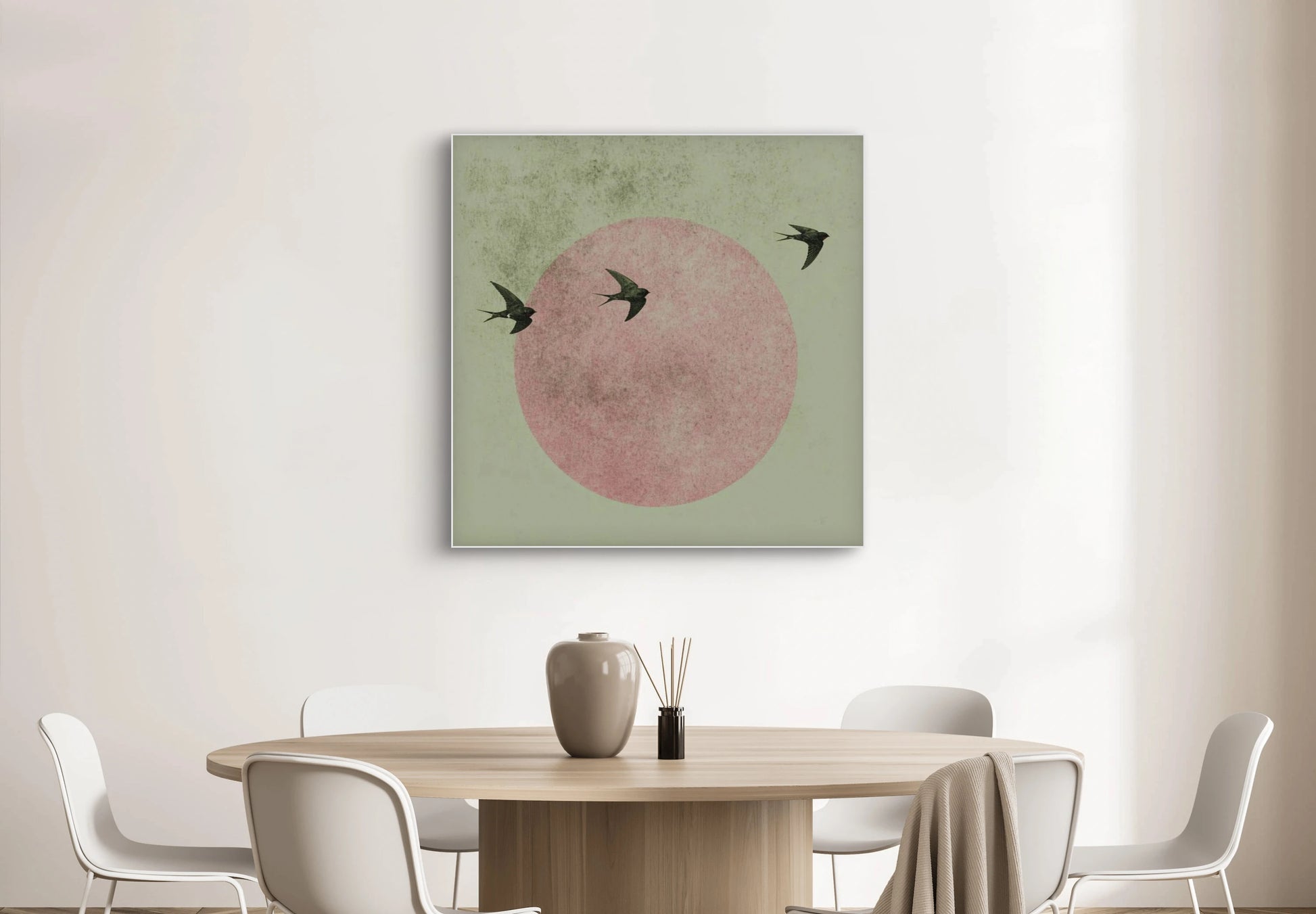 Kunstwerk Rond de Stilte boven een ronde eettafel met neutrale tinten en minimalistisch interieur.
