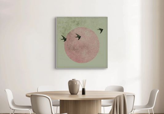 Kunstwerk Rond de Stilte boven een ronde eettafel met neutrale tinten en minimalistisch interieur.
