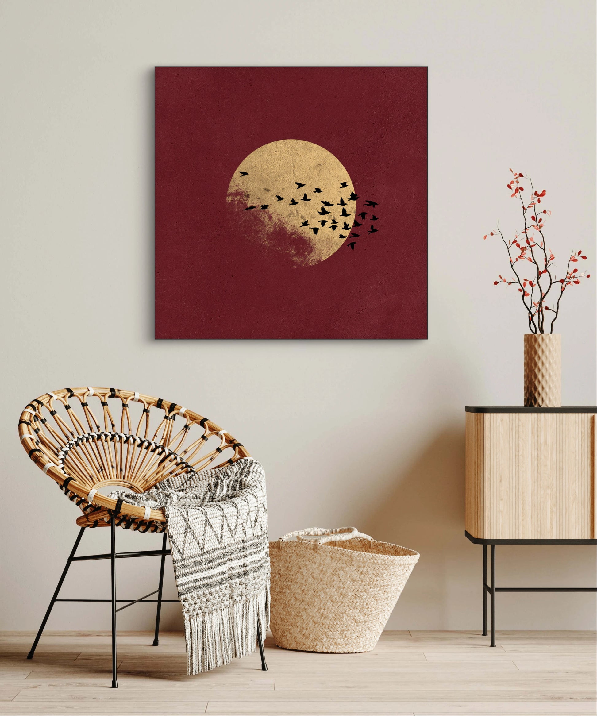 Kunstwerk Rood Goud boven een rotanstoel met plaid in een warme moderne woonkamer.
