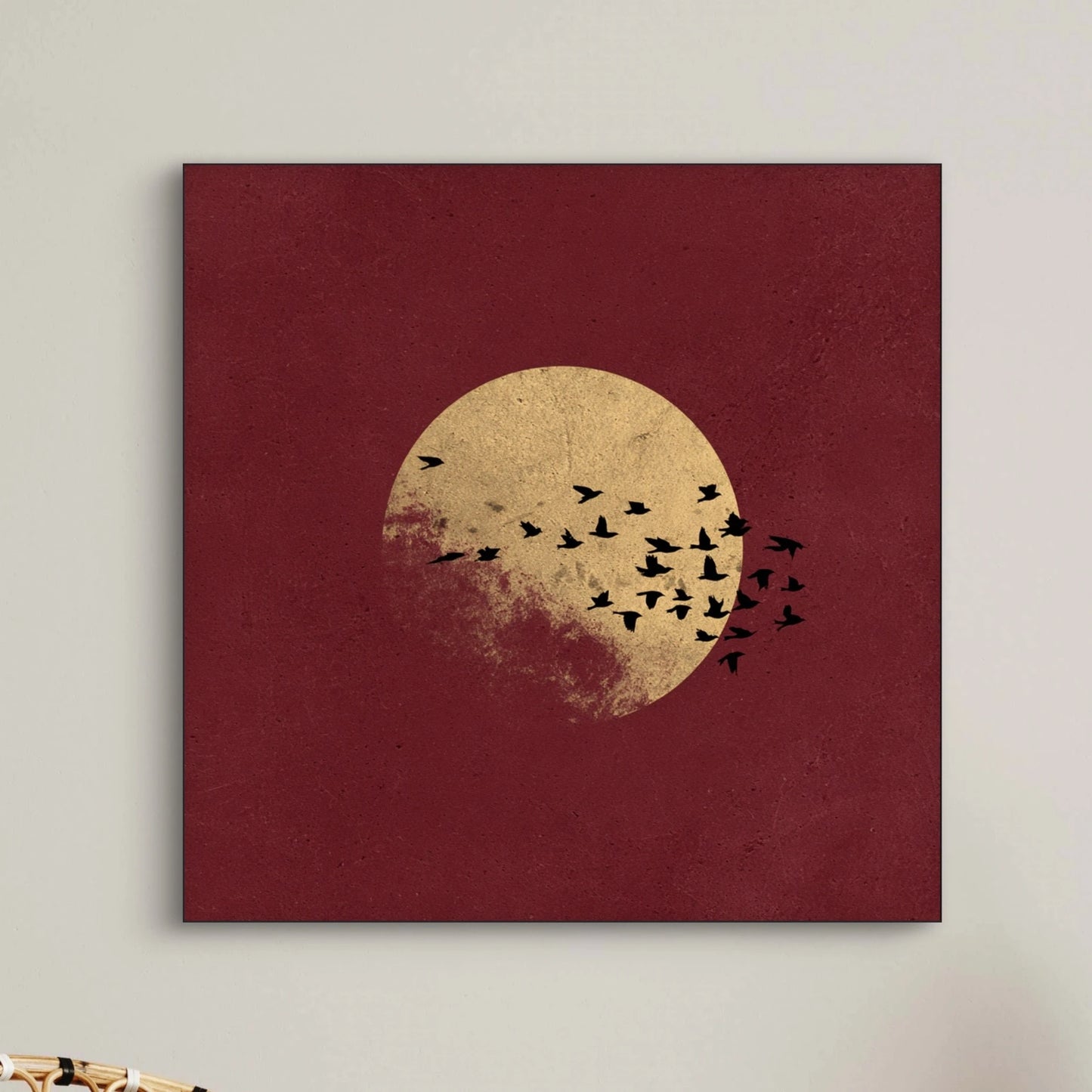 Detail van kunstwerk Rood Goud met gouden cirkel en vliegende zwarte vogels op dieprode achtergrond.
