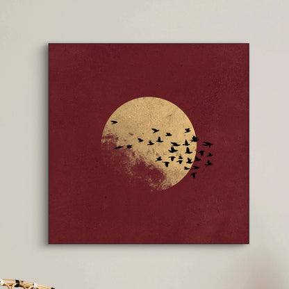 Detail van kunstwerk Rood Goud met gouden cirkel en vliegende zwarte vogels op dieprode achtergrond.
