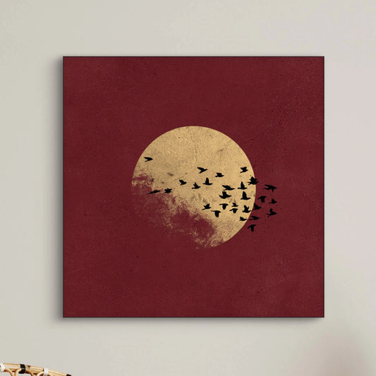 Detail van kunstwerk Rood Goud met gouden cirkel en vliegende zwarte vogels op dieprode achtergrond.
