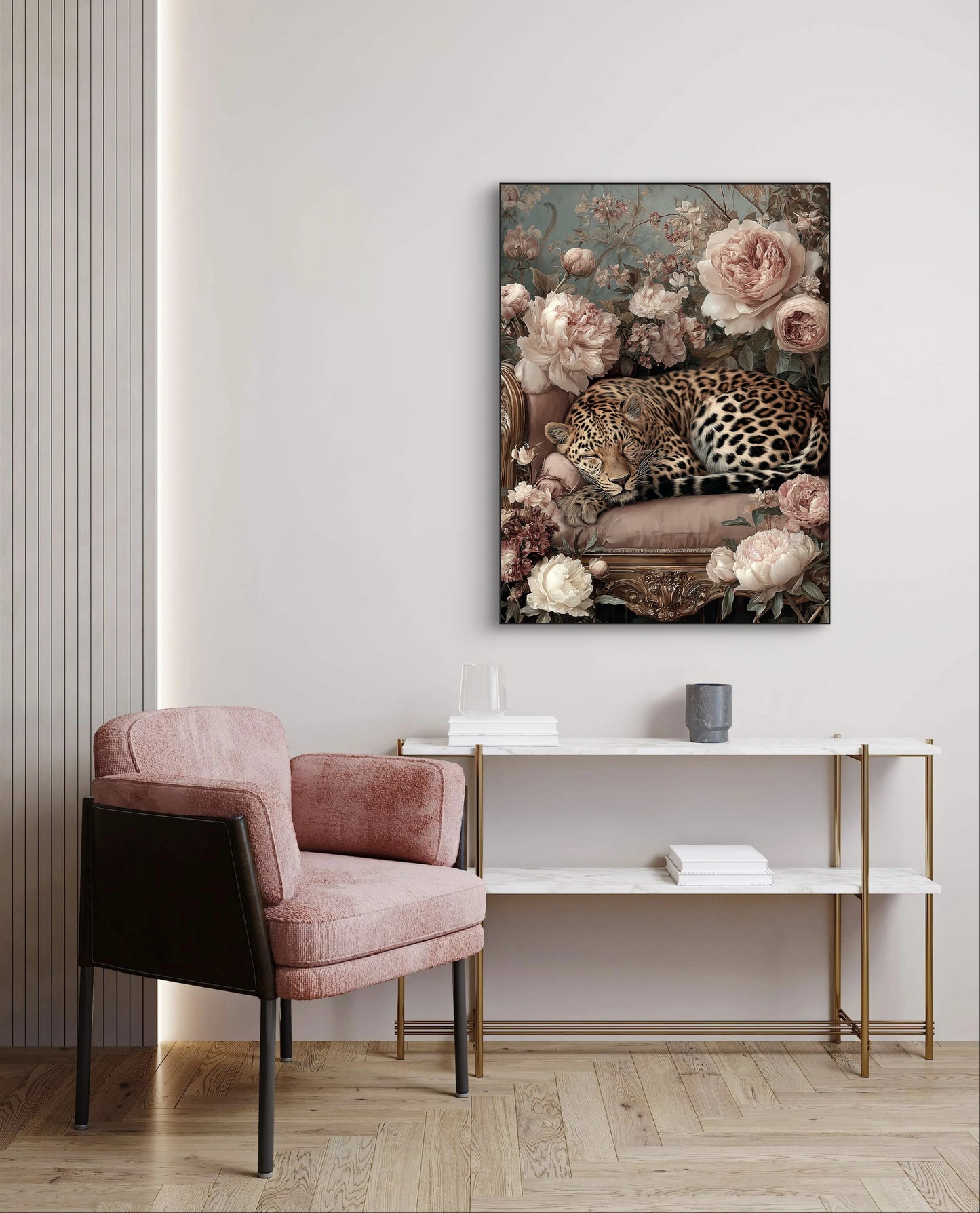 Mock-up van Rosendroom aan de muur boven een marmeren console en roze stoel  
