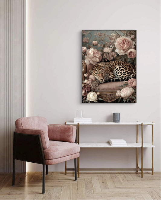 Mock-up van Rosendroom aan de muur boven een marmeren console en roze stoel  
