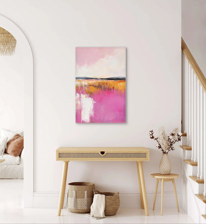 Modern geometrisch schilderij met grafische vlakken in warme en koele kleuren boven een ronde eettafel met houten stoelen
