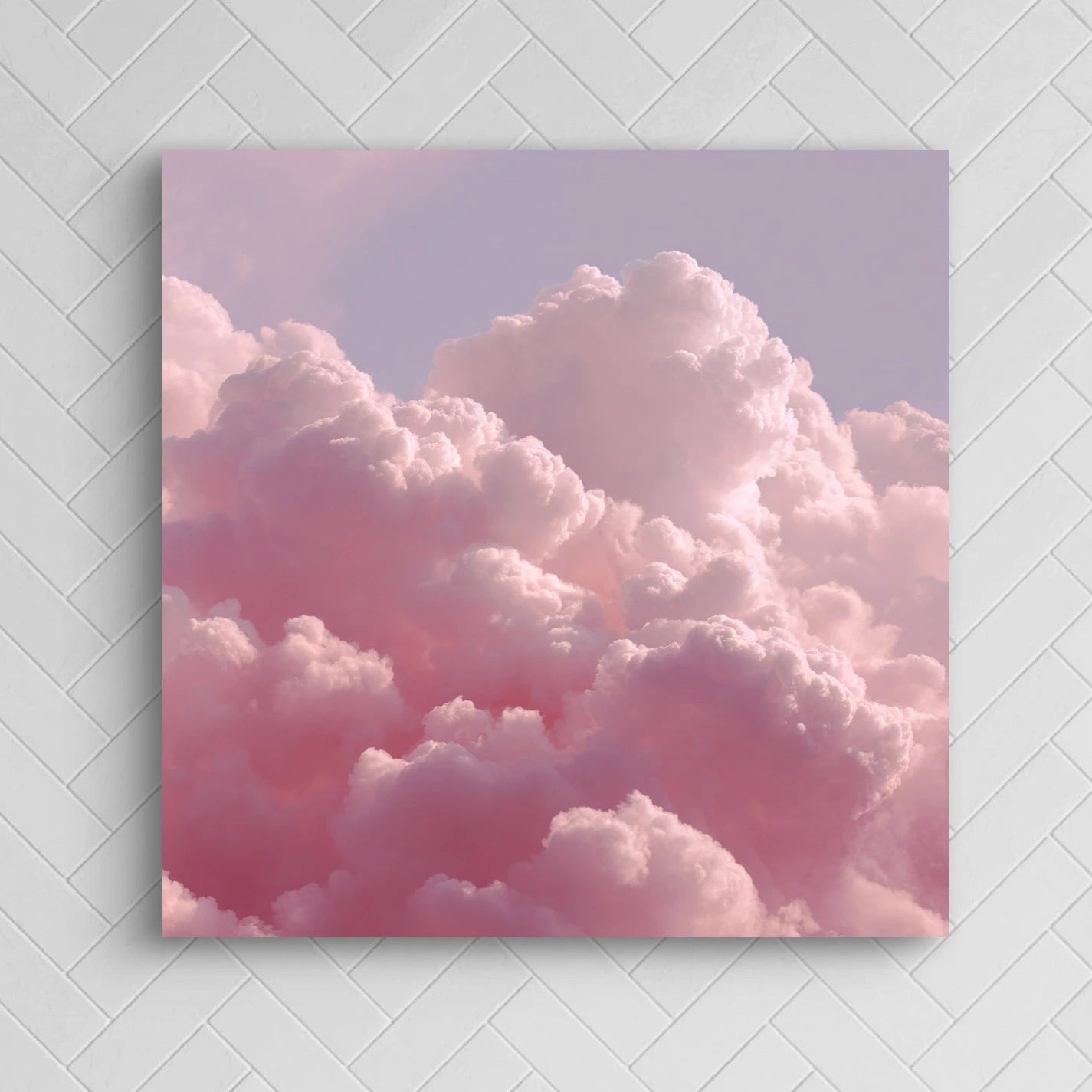 Detail van roze wolken met zachte lichtval en subtiele schaduwen
