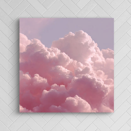 Detail van roze wolken met zachte lichtval en subtiele schaduwen
