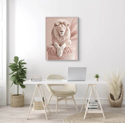 Mock-up van Rozenkoning aan de muur boven een bureau in een lichte, moderne kamer  
