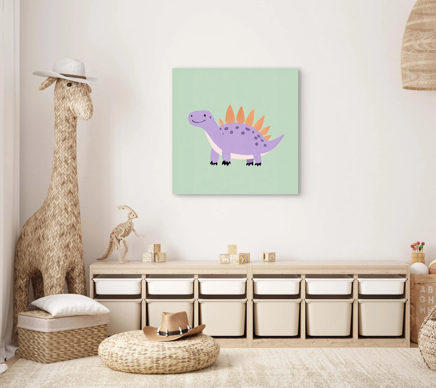Kinderkamer met speelgoedgiraffe en een speelse illustratie van een paarse stegosaurus aan de muur  
