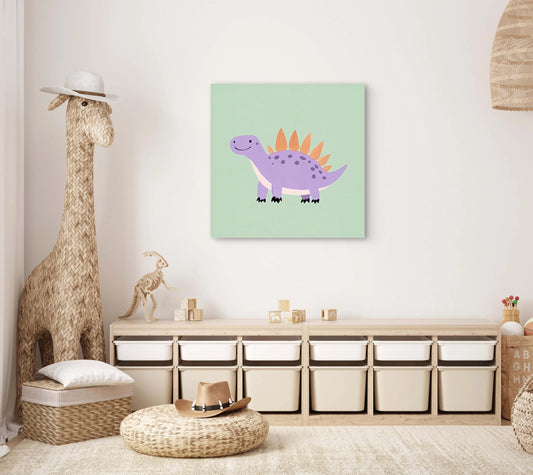 Kinderkamer met speelgoedgiraffe en een speelse illustratie van een paarse stegosaurus aan de muur  
