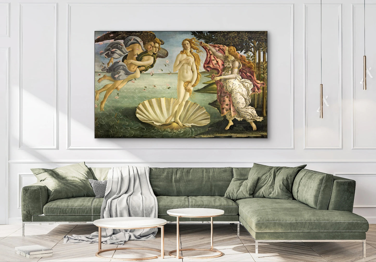 Schilderij “De geboorte van Venus” van Botticelli boven groene fluwelen bank in modern klassiek interieur
