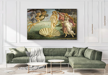 Schilderij “De geboorte van Venus” van Botticelli boven groene fluwelen bank in modern klassiek interieur
