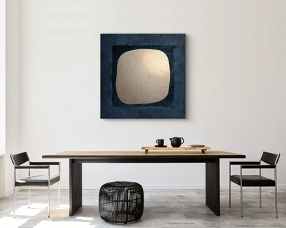 Kunstwerk Schaduw van Goud boven een houten eettafel met zwarte stoelen in een modern interieur.
