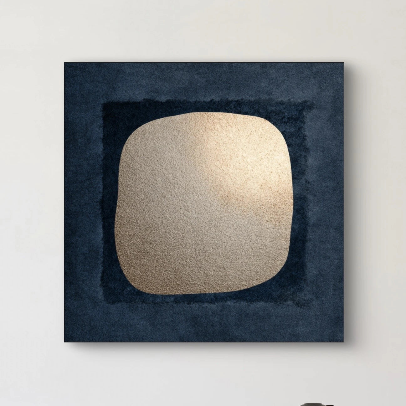 Detail van kunstwerk Schaduw van Goud met gouden textuur en diepe blauwe achtergrond.
