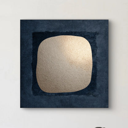 Detail van kunstwerk Schaduw van Goud met gouden textuur en diepe blauwe achtergrond.
