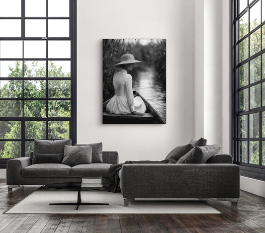 Schaduw van Verlangen kunstwerk boven donkergrijze sofa in moderne woonkamer  
