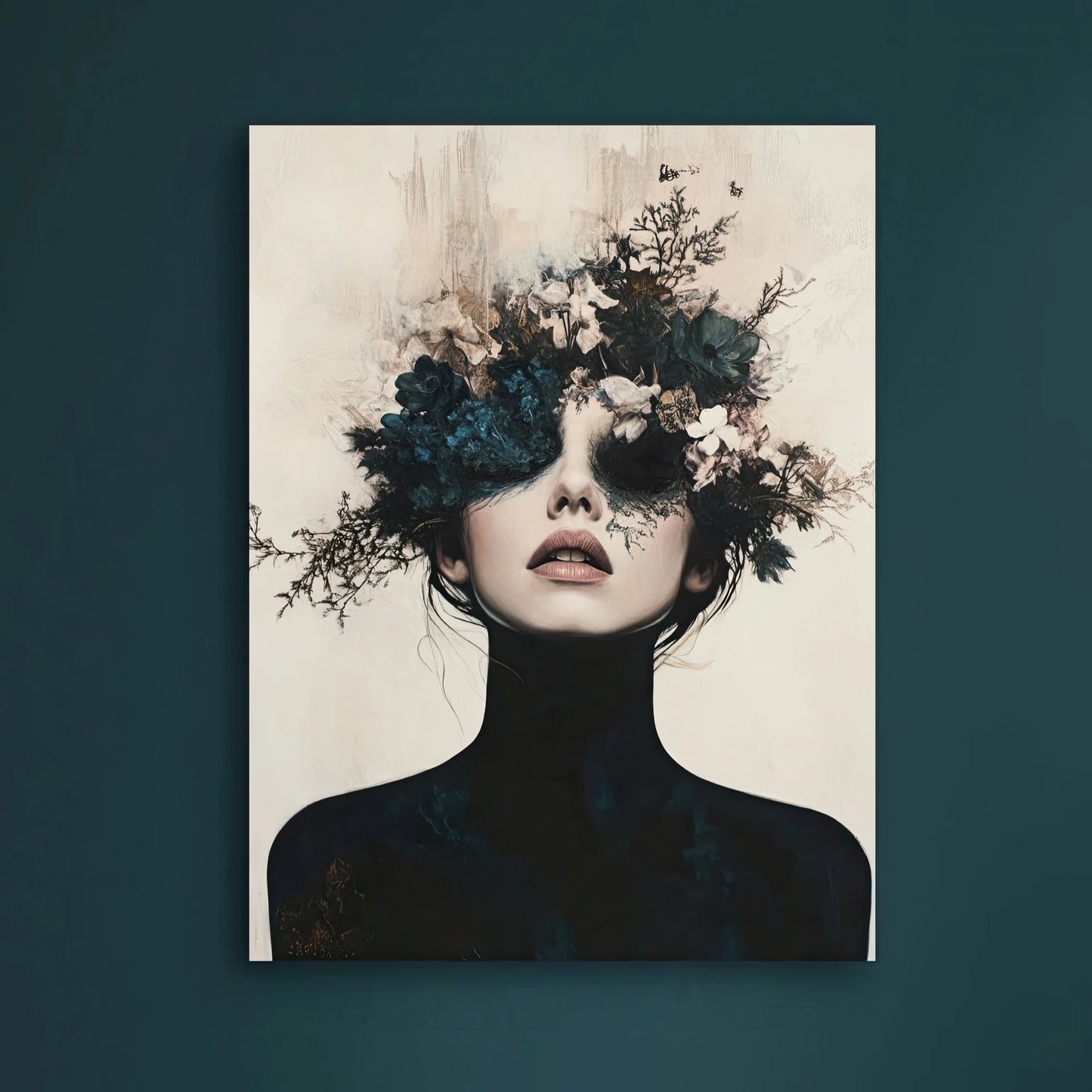 Detail van Schaduwflora met vrouw in zwarte col, bloemenkroon van donkere takken en abstracte achtergrond
