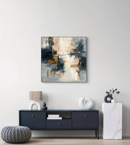 Abstract kunstwerk in blauw, roze en goud tinten boven donker dressoir in moderne woonkamer
