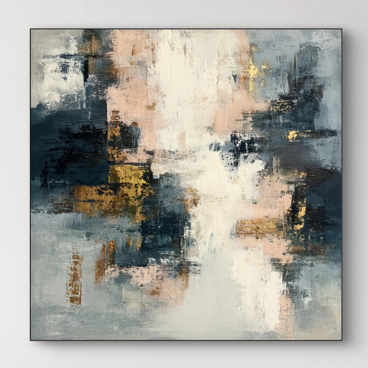 Detail van penseelstreken in blauw, roze en goud met zachte textuur en gelaagd licht
