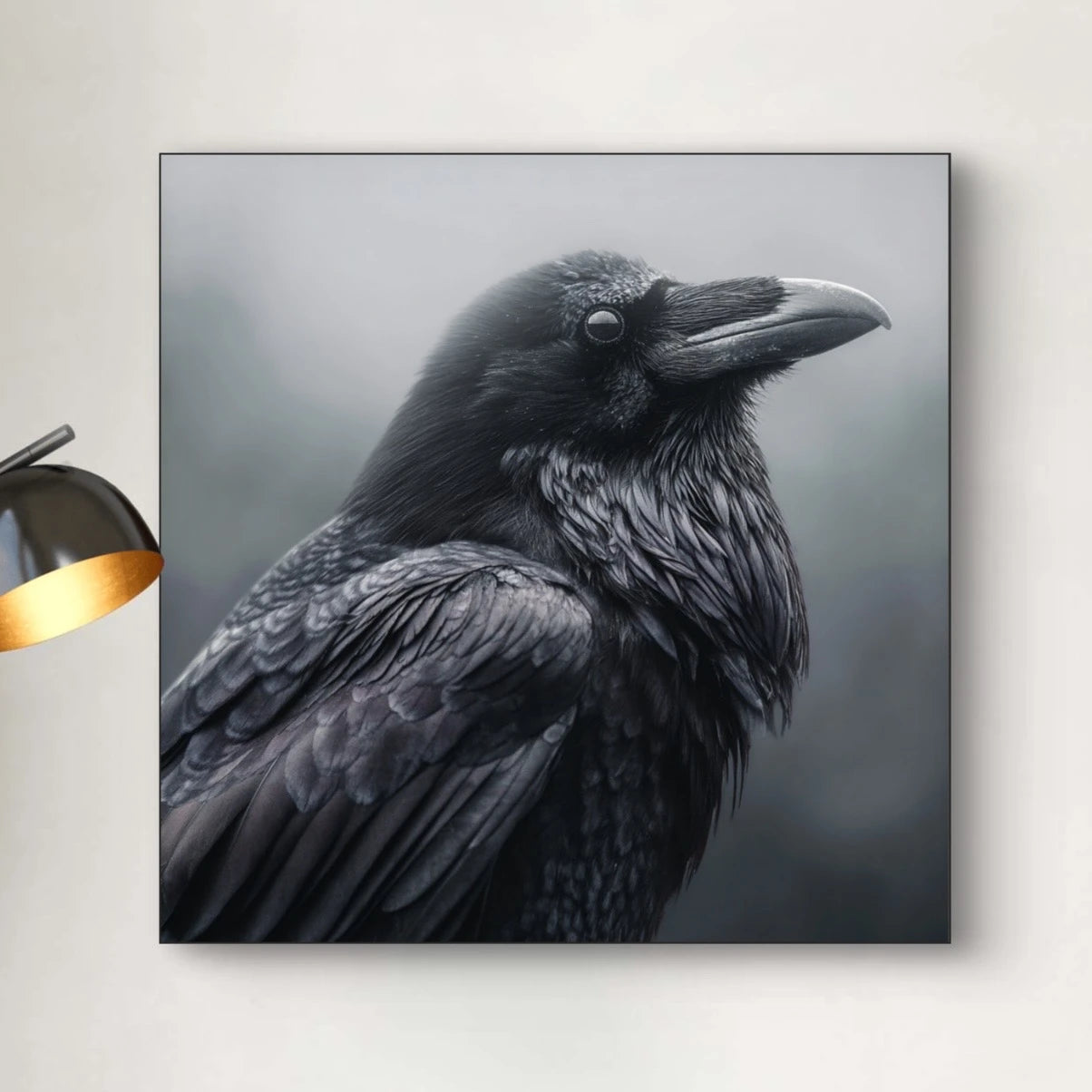 Detailopname van Schaduwvleugel met raaf en glanzende zwarte veren  
