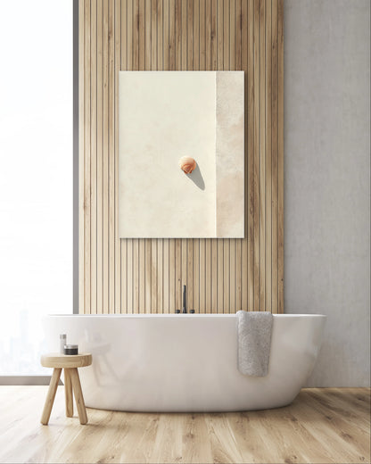 Kunstwerk Schelp van Stilte boven een bad in een houten interieur met rustige natuurlijke tinten.

