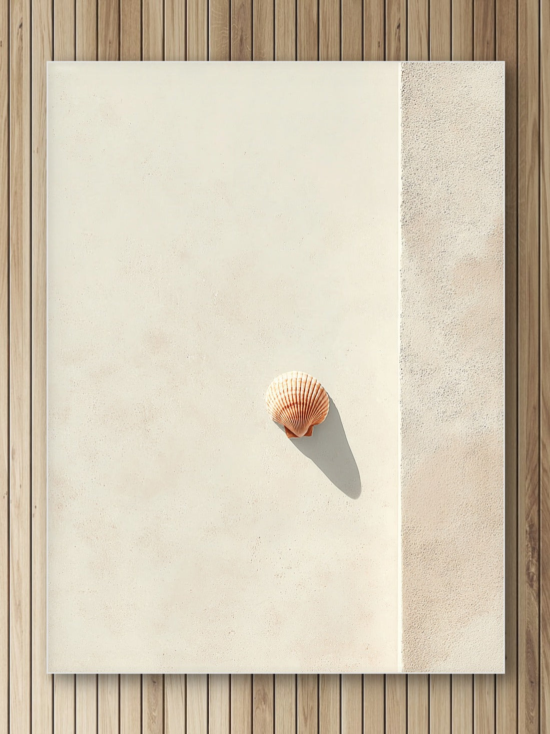 Detail van kunstwerk Schelp van Stilte met een oranje schelp en subtiele lichtschaduw op zandkleurige achtergrond.
