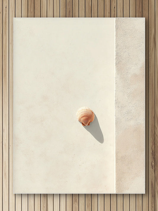 Detail van kunstwerk Schelp van Stilte met een oranje schelp en subtiele lichtschaduw op zandkleurige achtergrond.
