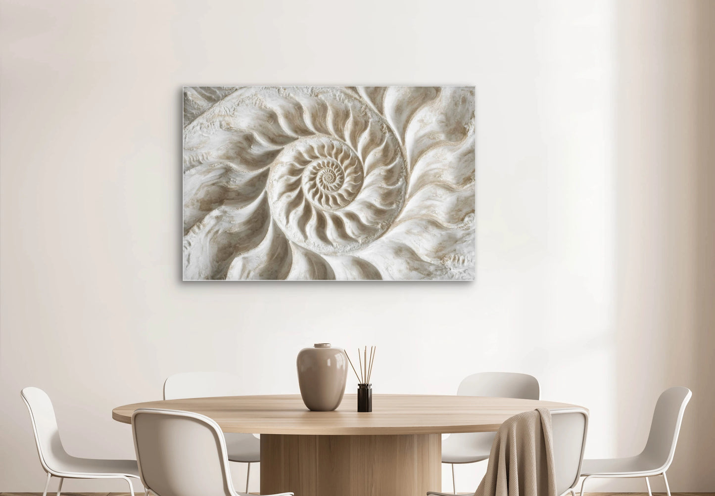 Interieur met wandkunst Schelpensymfonie, kunstwerk van een spiraalvormige schelp
