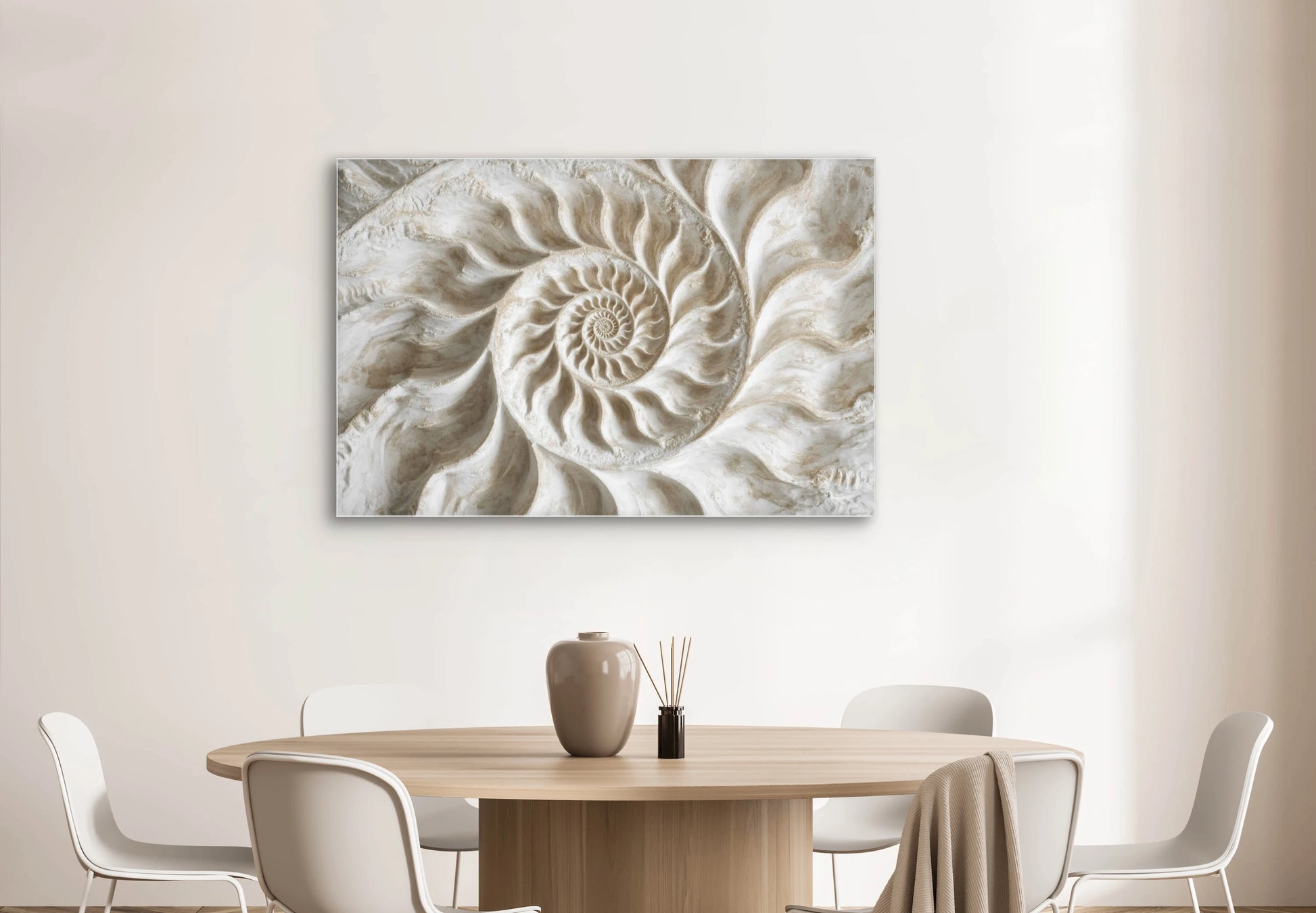 Interieur met wandkunst Schelpensymfonie, kunstwerk van een spiraalvormige schelp
