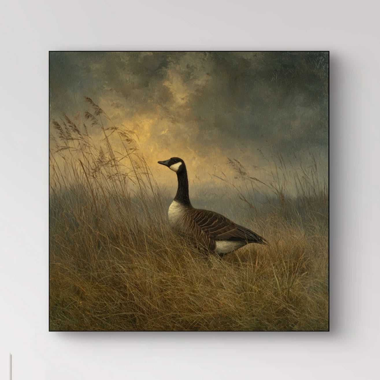 Detailopname van Schemergans met gans in hoog gras tegen gouden lucht  
