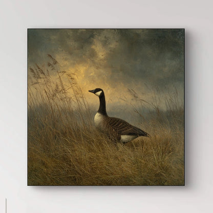 Detailopname van Schemergans met gans in hoog gras tegen gouden lucht  
