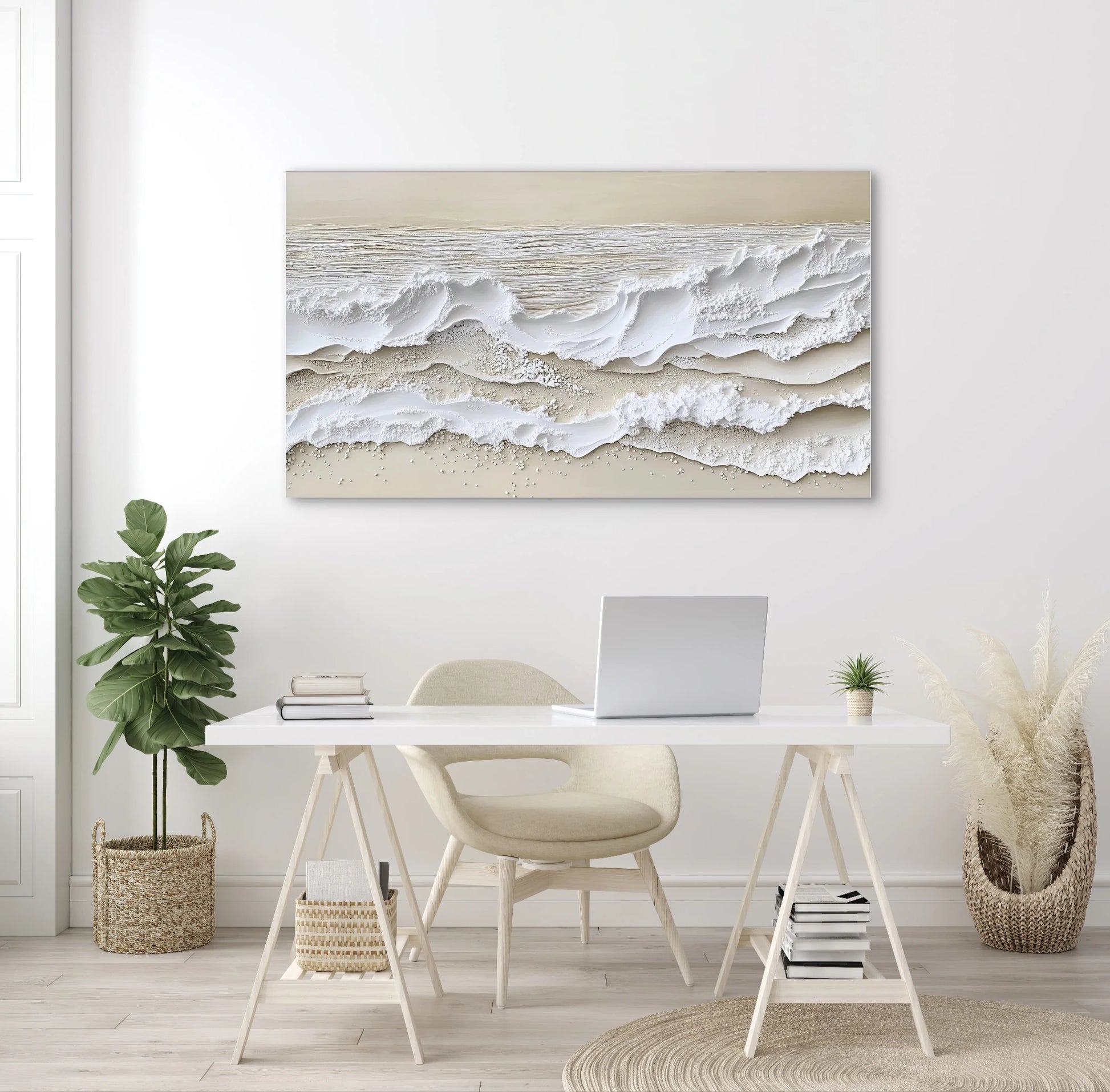 Minimalistisch kunstwerk van schuimende golven in beige en wit boven een wit bureau met natuurlijke accessoires
