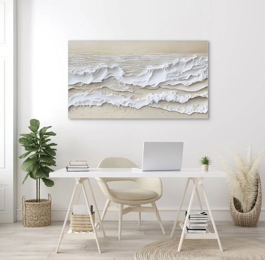 Minimalistisch kunstwerk van schuimende golven in beige en wit boven een wit bureau met natuurlijke accessoires
