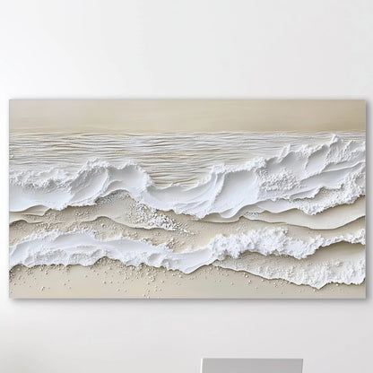 Detail van golvend zeezicht met witte schuimpartijen op zandkleurige achtergrond
