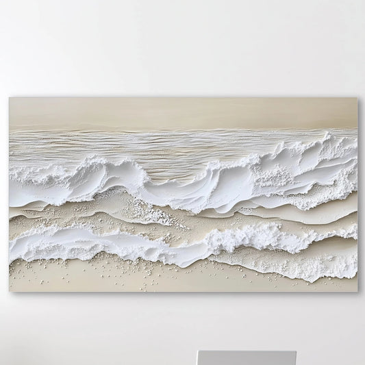 Detail van golvend zeezicht met witte schuimpartijen op zandkleurige achtergrond
