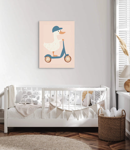 Kinderkamer met wit ledikant en een vrolijk kunstwerk van een eend op een scooter aan de muur  

